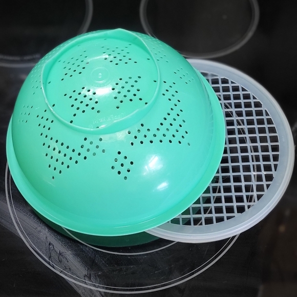 VERY VINTAGE GREEN Tupperware sieve, colander 339-8 with straining lid 516-7 - Picture 4 of 9